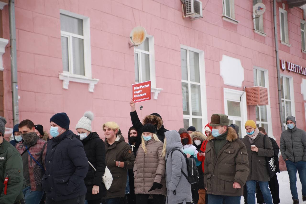 Как судили Артёма Сазонова, напрыгнувшего на сотрудника ОМОНа со спины на  митинге в центре Курска | ИА Край