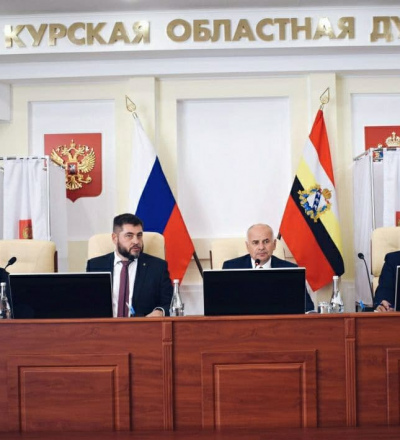 Курские парламентарии отказались обсуждать внедрение QR-кодов, несмотря на людей и полицию у входа