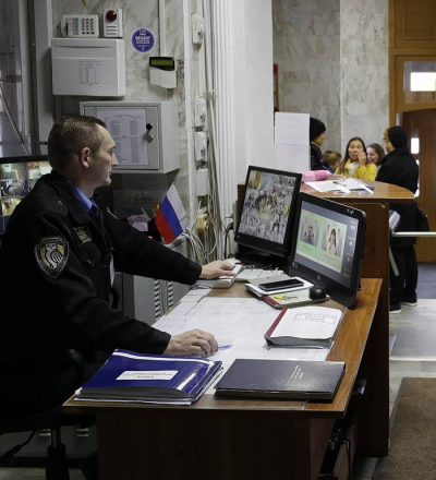 В Курске комитет образования обеспечит охрану детсадов и школ по решению суда