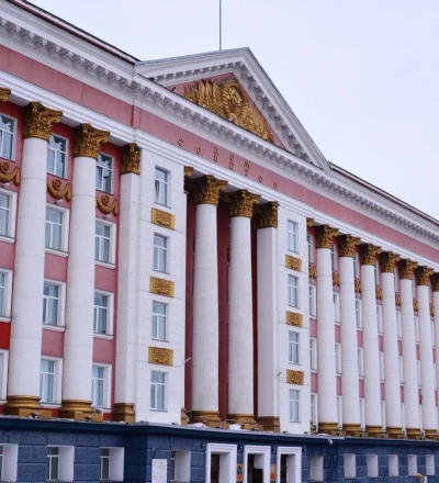 В Курске до конца года завершат строительство школы на проспекте Клыкова и легкоатлетического манежа
