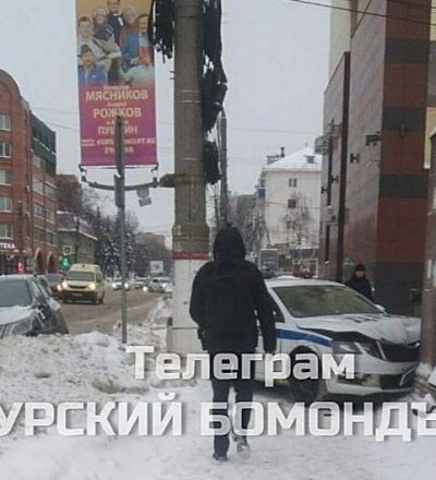 В центре Курска служебный автомобиль Госавтоинспекции попал в ДТП и влетел в бетонное ограждение