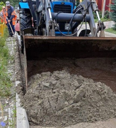 В Курске после ливня убирают улицы и чистят решётки ливневой канализации