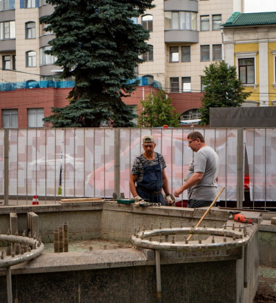 В Курске москвичи приступили к ремонту фонтана на улице Ленина, 74