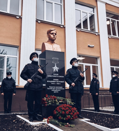 В Курске во дворе школы №11 открыли памятник Герою Советского Союза Владимиру Лукину