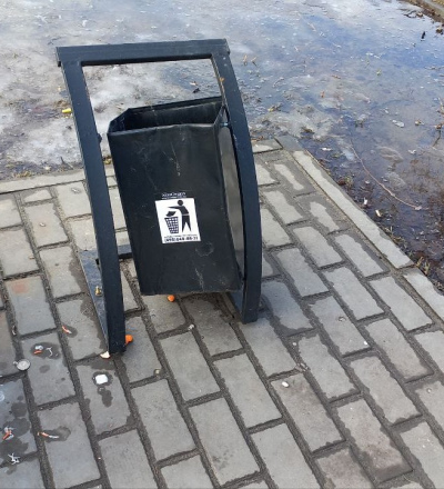 В Курске устанавливают вандалов, орудующих в сквере «Изумрудный»