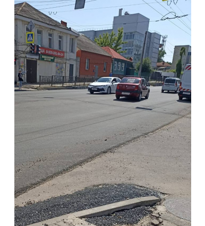 В Курске продолжается ремонт дороги на улице Красной Армии