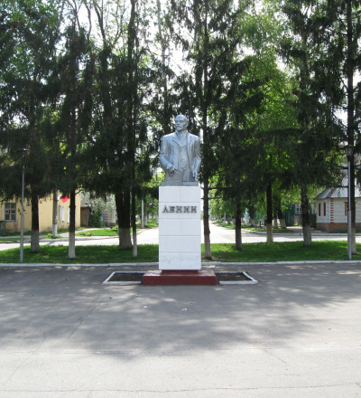 В Щиграх пытались снести памятник Ленину, а жители попросили врио губернатора его отремонтировать