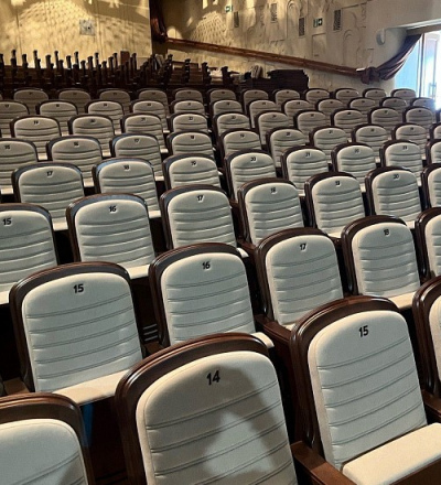 В Курском драматическом театре установили новые 812 кресел из натуральной древесины бука