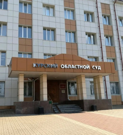 В Курске женщина отсудила свыше 290 тысяч рублей за то, что упала на обледенелом тротуаре
