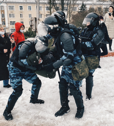 Как судили Артёма Сазонова, напрыгнувшего на сотрудника ОМОНа со спины на митинге в центре Курска