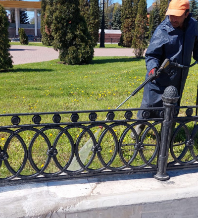 В Курске парк «Патриот» приводят в порядок к Дню Победы