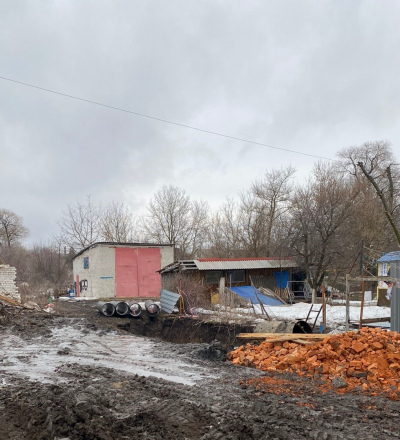 В Курске прокуратура внесла представление в «Курскводоканал» за протечку коллектора на 1-й Строительной