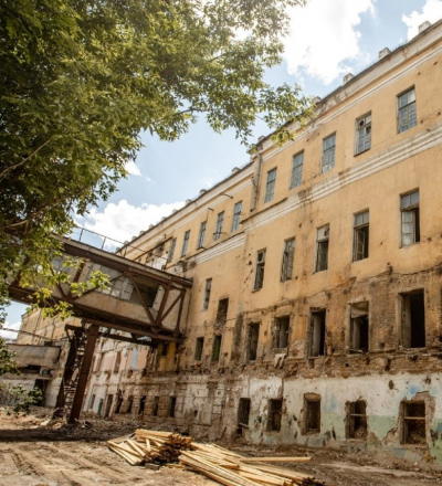 В Курске демонтируют заводские пристройки советского периода в здании бывшей мужской гимназии