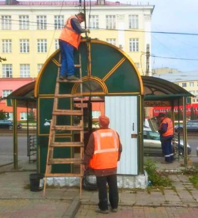 В Курске демонтируют заброшенный павильон у филармонии на улице Перекальского