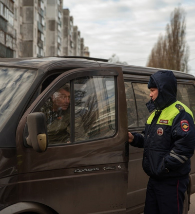 В Курске Госавтоинспекция продолжает составлять административные материалы из-за парковки на тротуаре