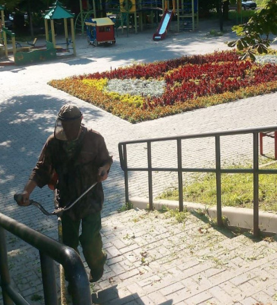В Курске приводят в порядок клумбы, парки и скверы после затяжных ливней