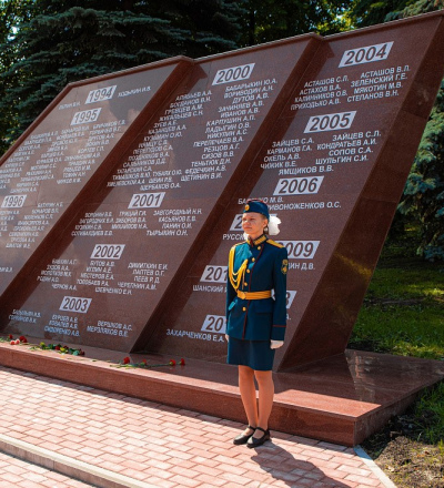 В Курске мемориал «Скорбящая мать» дополнили двумя стелам с именами погибших в локальных конфликтах и СВО