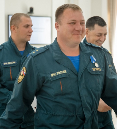 В Доме Советов наградили курских спасателей, удержавших девушку в окне 15 этажа