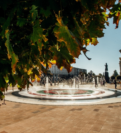 В Курске обследуют Театральную площадь с её криво уложенной плиткой