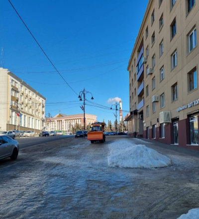 В Курске расчищают тротуары на улице Дзержинского