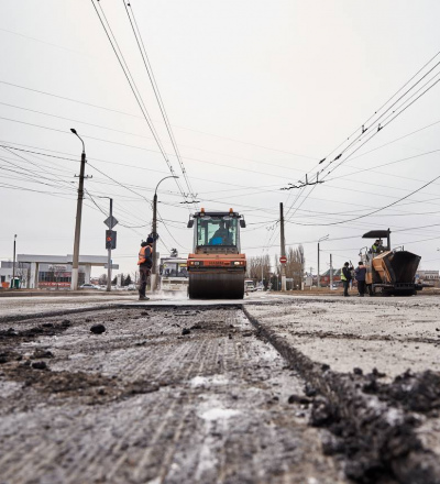 Курские дорожники убирают улицы от мусора по всему городу